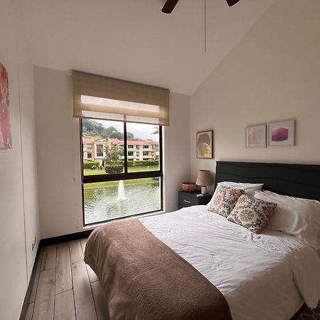 Cr Mariposa Rentals Lakeview Penthouse With Office Space, Pool, Gym, Tennis Santa Ana  Exteriör bild