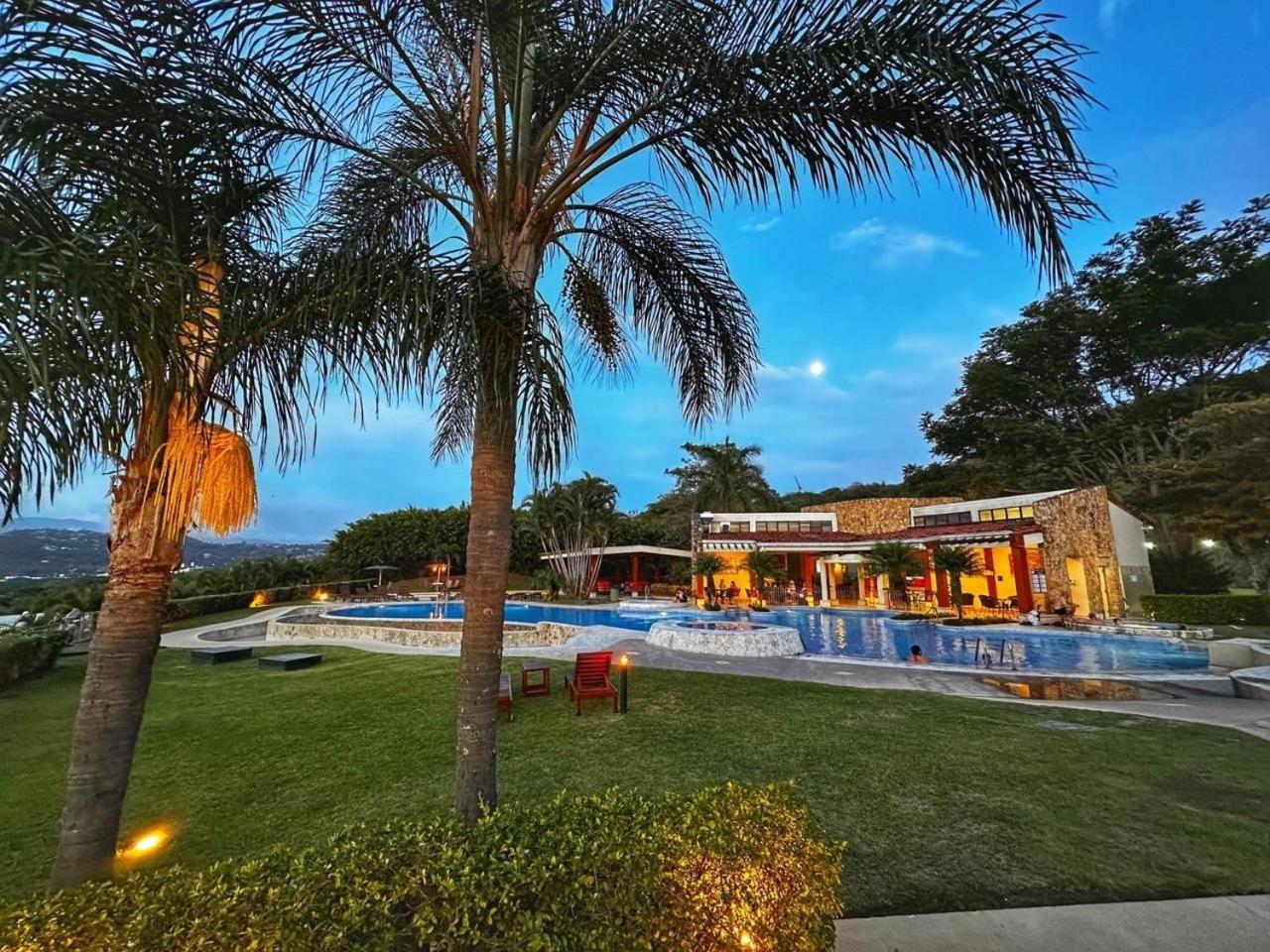 Cr Mariposa Rentals Lakeview Penthouse With Office Space, Pool, Gym, Tennis Santa Ana  Exteriör bild