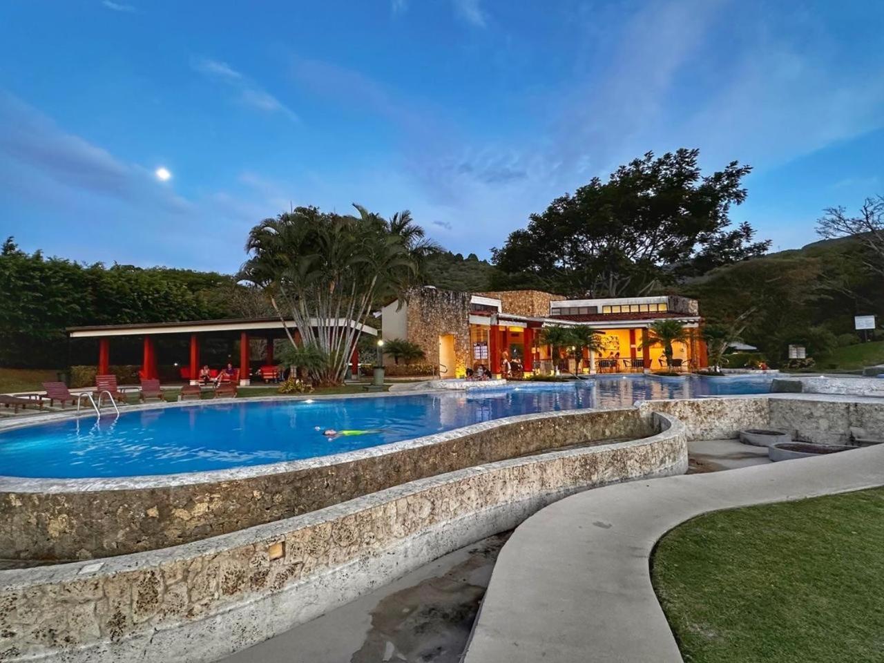 Cr Mariposa Rentals Lakeview Penthouse With Office Space, Pool, Gym, Tennis Santa Ana  Exteriör bild