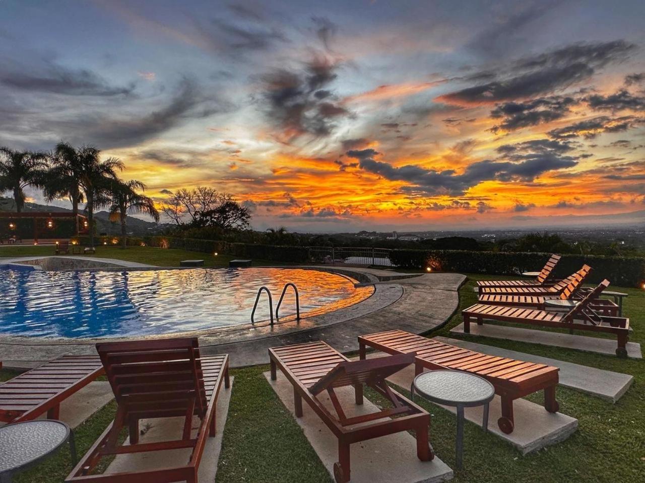 Cr Mariposa Rentals Lakeview Penthouse With Office Space, Pool, Gym, Tennis Santa Ana  Exteriör bild