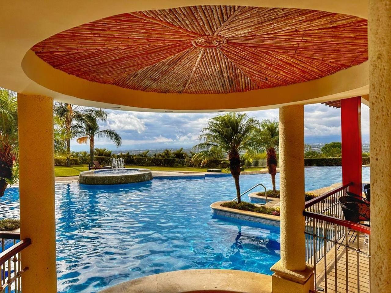 Cr Mariposa Rentals Lakeview Penthouse With Office Space, Pool, Gym, Tennis Santa Ana  Exteriör bild