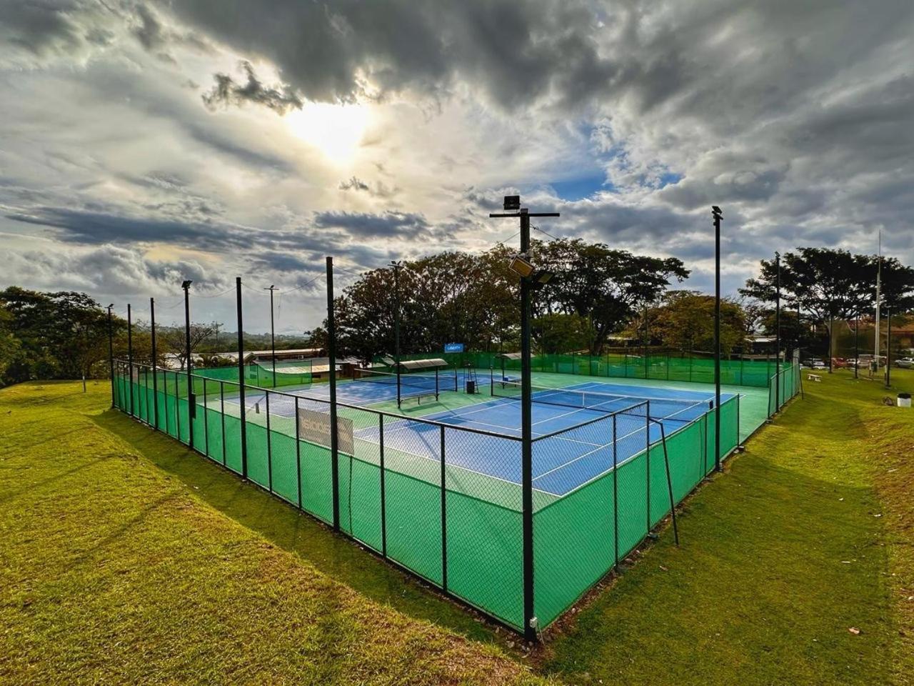 Cr Mariposa Rentals Lakeview Penthouse With Office Space, Pool, Gym, Tennis Santa Ana  Exteriör bild